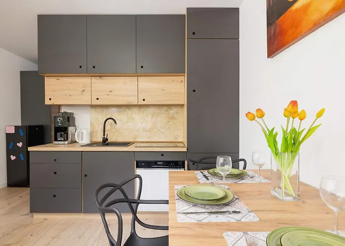 公寓 Piastow Comfy With Balcony & Office In By Renters