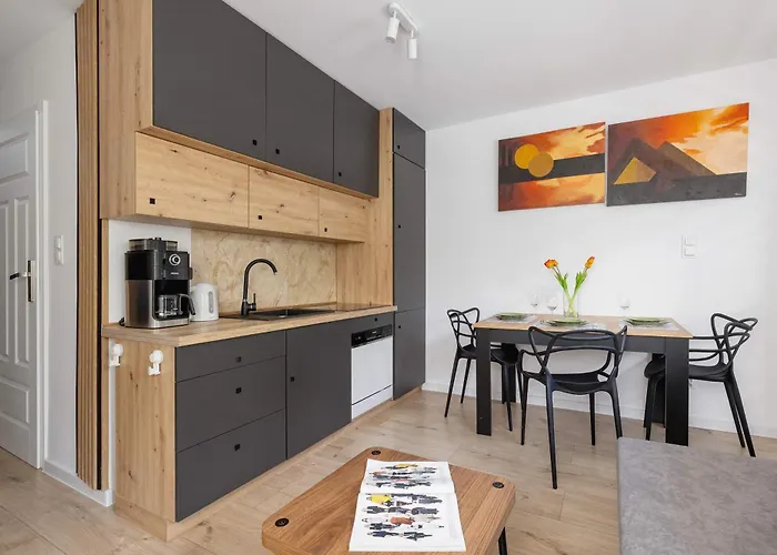 公寓 Piastow Comfy With Balcony & Office In By Renters